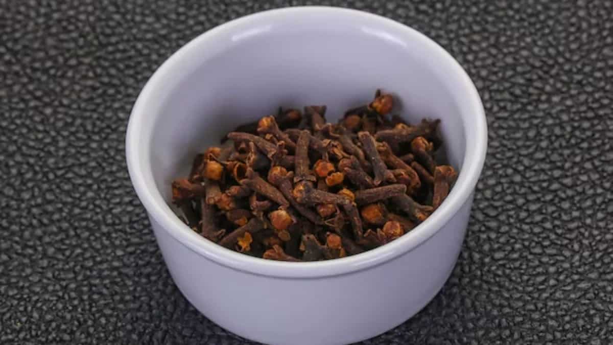 8 Advantages Of Consuming Cloves Daily
