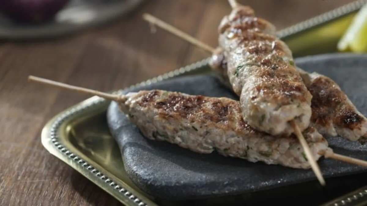 Looking for a 10 minutes recipe for iftaar party? Try Chicken Seekh Kabab