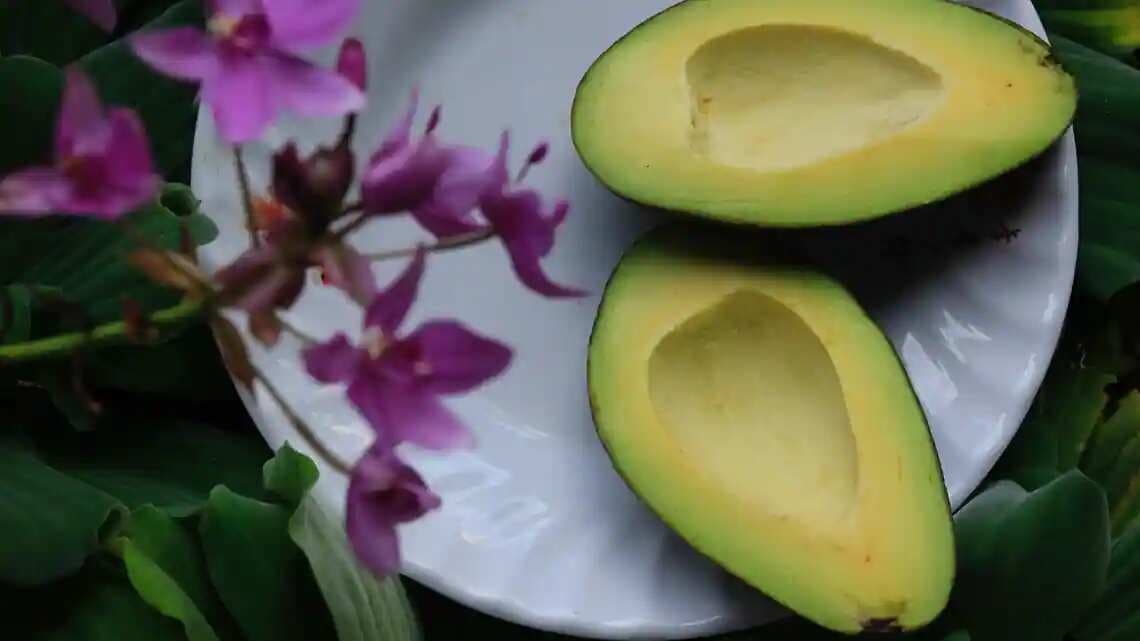 A recipe for a millennial-approved avocado pizza