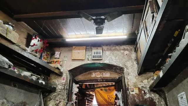 Inside North Kolkata’s 105 Year-Old National Economic Restaurant