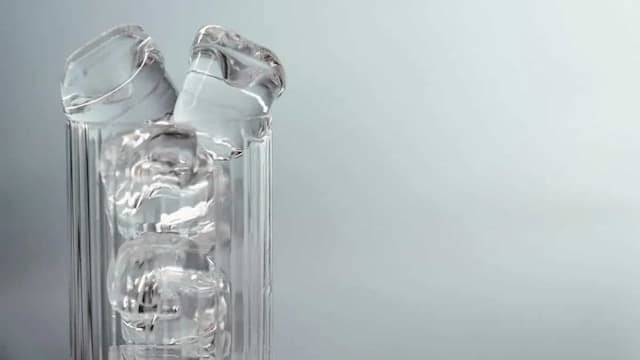 Food Science: Why Is Bar Ice Clearer Than Homemade Ice Cubes?