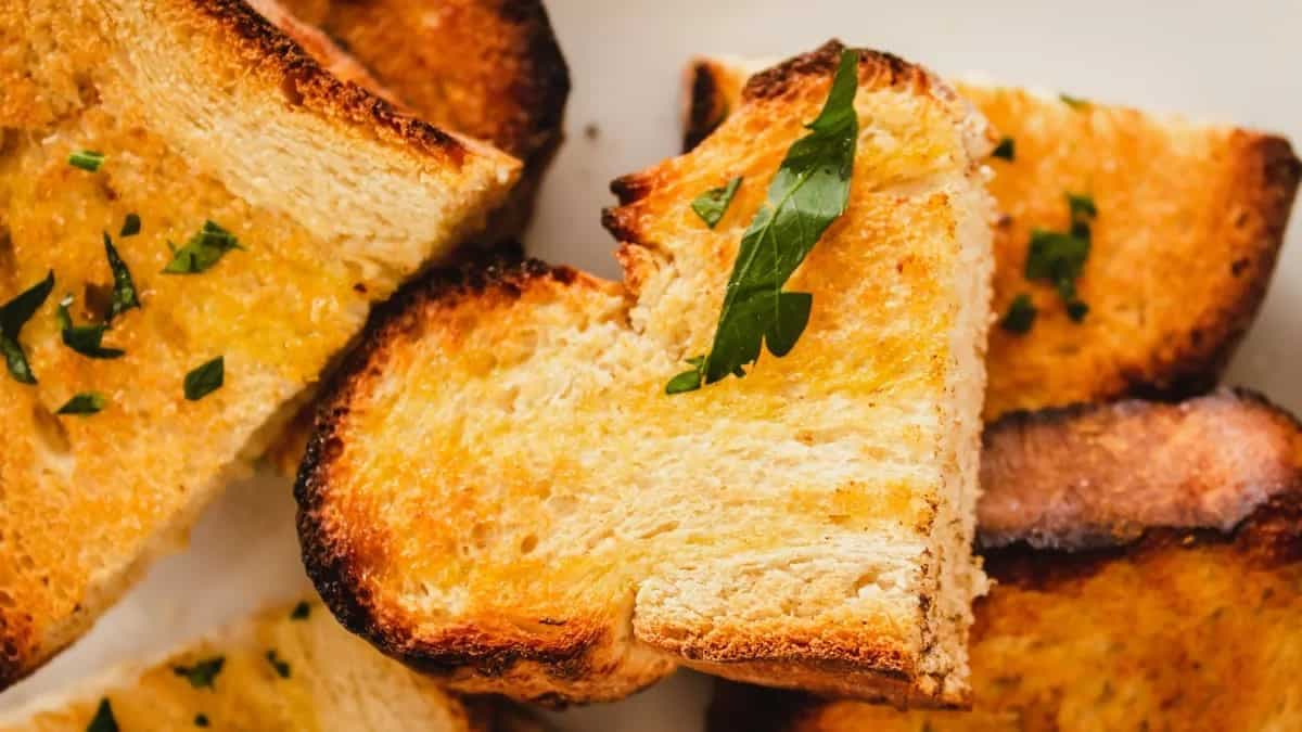 5 Tips To Turn Regular Garlic Bread into And Extra-Special 