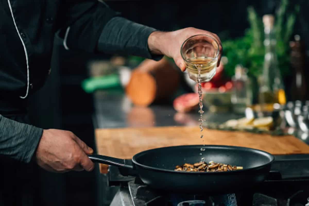 5 Excellent White Wine Substitutes for Cooking