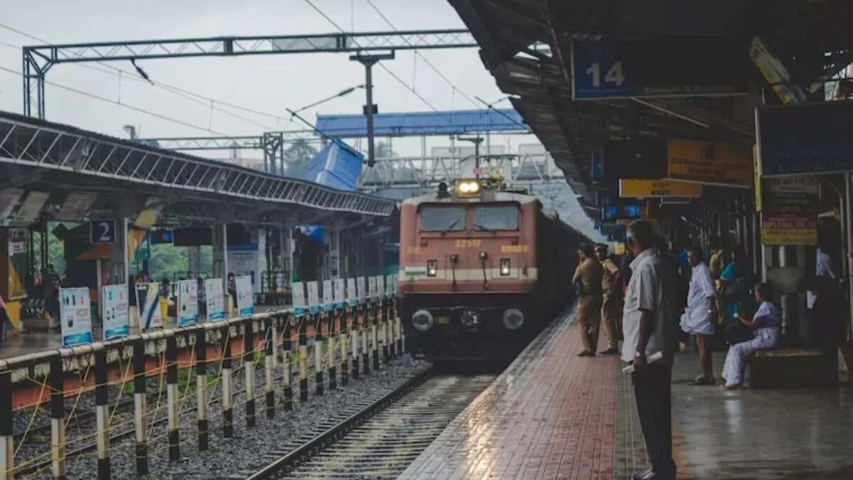 Central Railway Bans Food Stalls On Platforms In Maharashtra