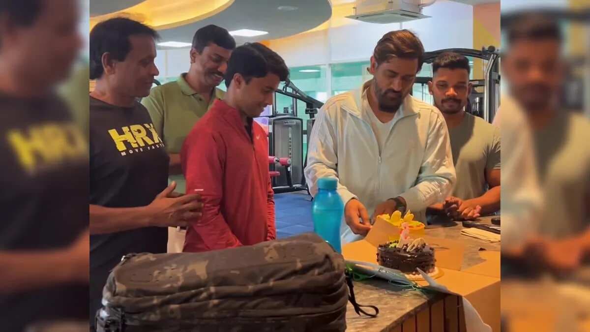 MS Dhoni Celebrates CSK's IPL Championship Trophy With Cake