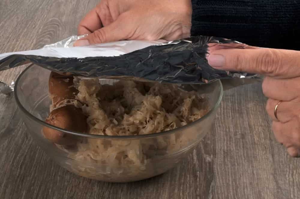 Sealing the moisture of food 