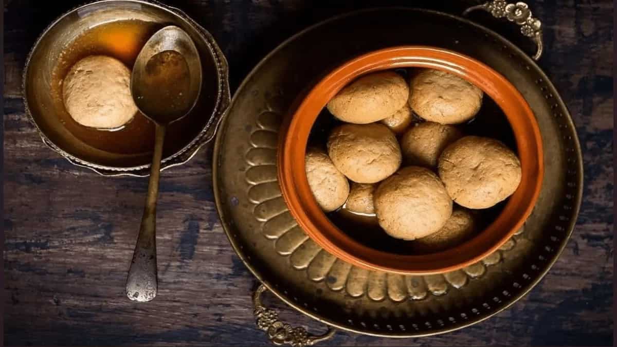 Nolen Gurer Rasogolla
