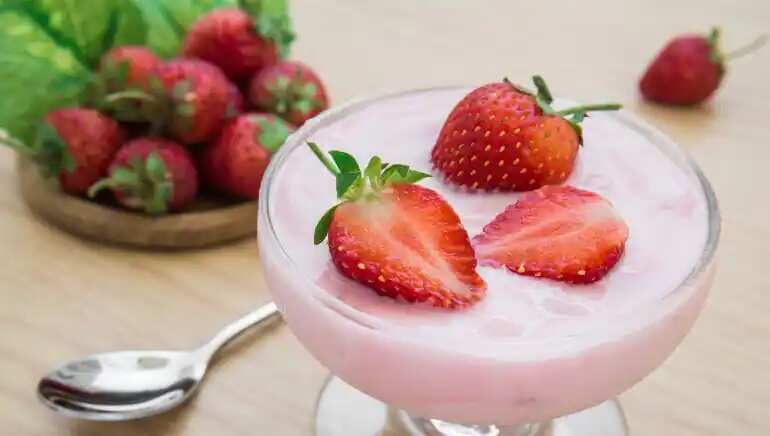 This strawberry Greek yogurt recipe is the healthiest dessert you’ll find this summer