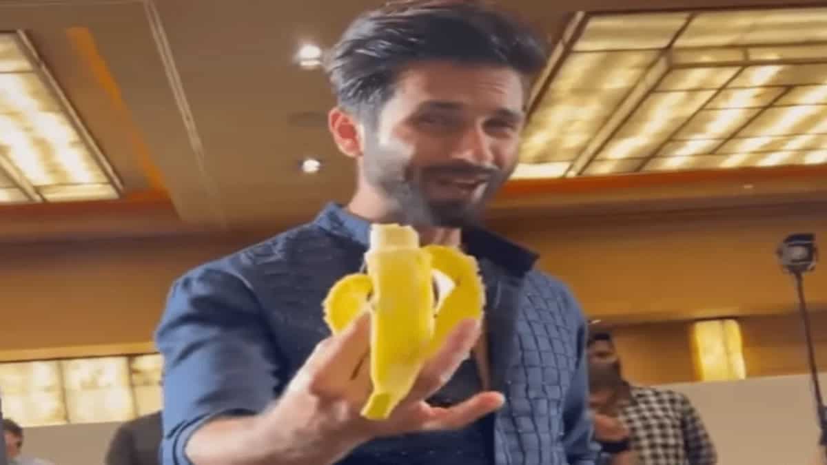 Shahid Kapoor Goes ‘Bananas’; His Hilarious Dance Is Leaving Us In Splits
