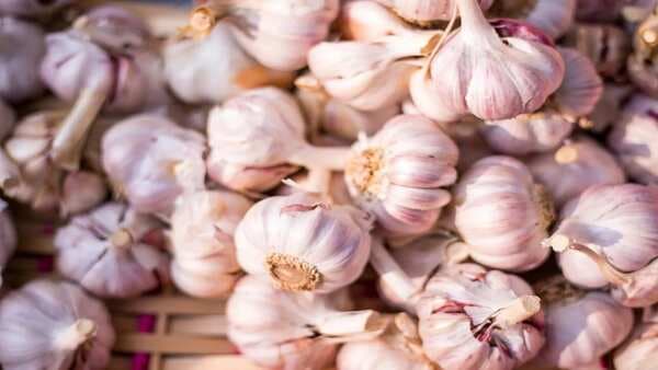 Viral: Chef Saransh Goila Revealed The Coolest Hacks To Peel Garlic And We Can’t Keep Calm