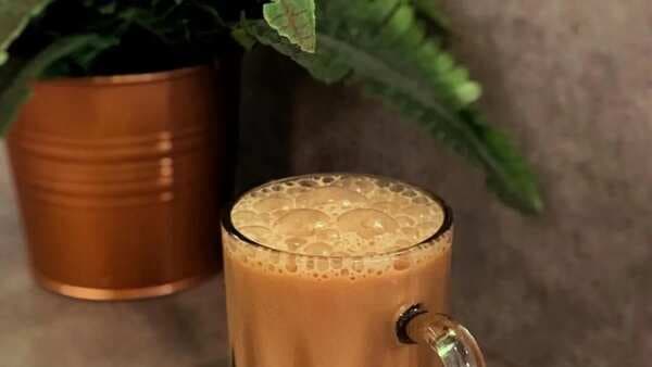 Teh Tarik: This Hot Malaysian Pulled Tea Was Created By Indian Muslim Immigrants