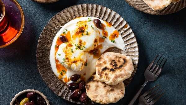 Turkish Cilbir: Eggs In Yummy Garlic Yoghurt Sauce
