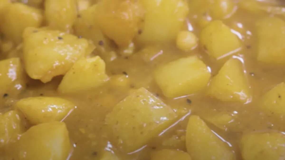 Alur Tarkari: Delectable Bengali Potato Curry