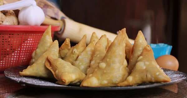 This Man selling 20 Samosas For ₹20 Has Won Hearts On The Internet