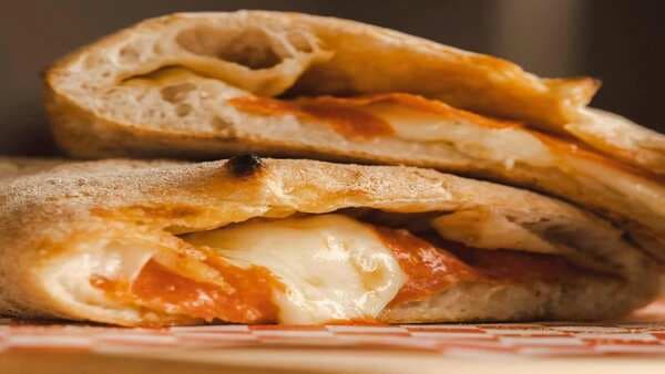 Quick Recipe: How To Make Cheesy Pizza Paratha At Home?