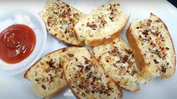 Homemade Cheese Garlic Bread: A Cheesy Mix Of Garlic