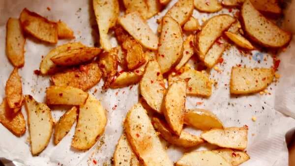 Crispy And Flavorful Potato Wedges Everyone Should Try Making At Home 