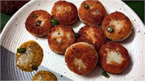 Narkeler Bora: Enjoy Coconut Fritters With Chai On A Rainy Day