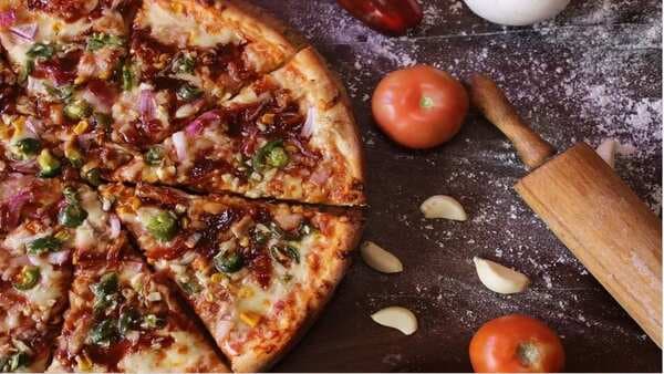 Viral: Pizza With Oregano Is Passé; Tried Topping It With Pudina Chutney Yet?