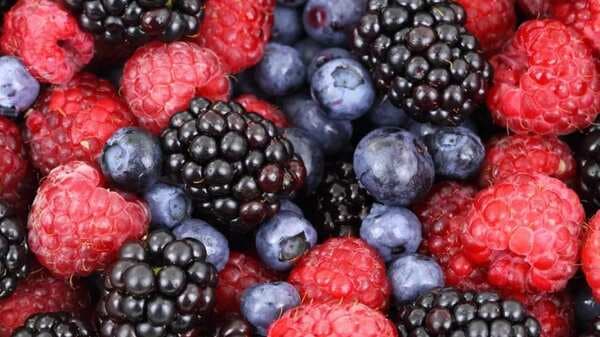5 Reasons Why You Should Load Up On Berries 