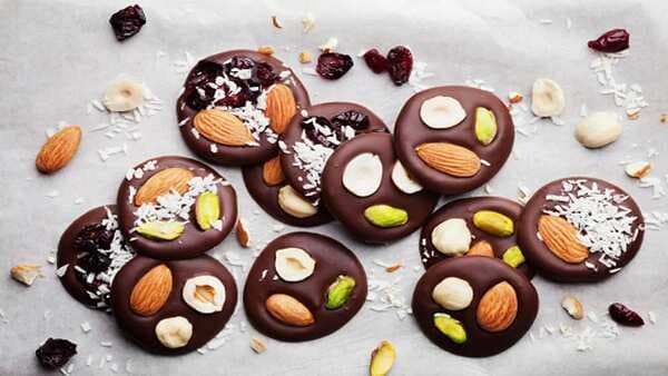Make This Cranberry and Nut Chocolate Disc This Raksha Bandhan