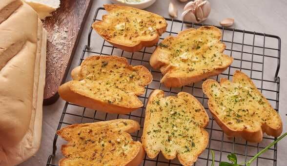 Viral: This Quick And Easy Garlic Bread Hack Is The One To Bookmark