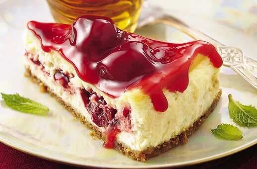 Try Your Hand At This Tantalising Strawberry & Cream Cheese Pie
