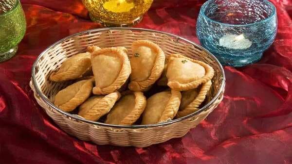 Karanjis: A Special Dessert From The Maharashtrian Feast
