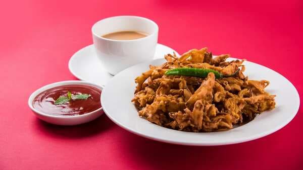 Why Is Chai And Pakoda The Ultimate Food Combo In Monsoons?