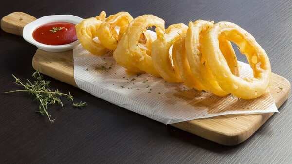 Crispy Onion Rings: Cook onion rings without breadcrumbs or eggs