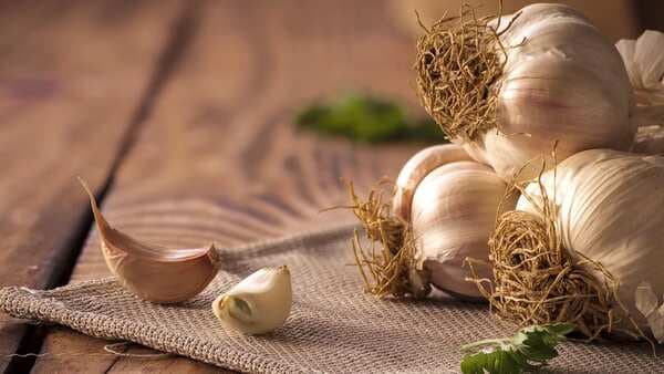 Kitchen Hacks: 4 Tips To Prevent Garlic From Burning While Cooking