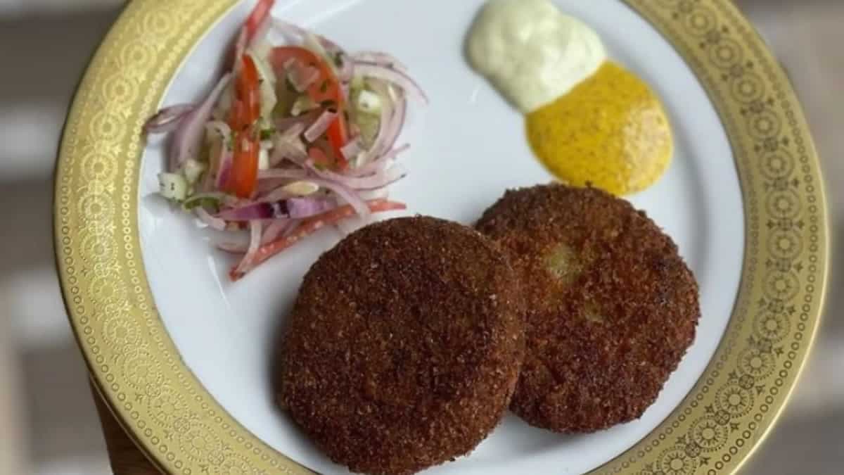 How To Make The Bengali Delicacy Mochar Chop?