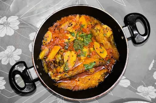 Macher Jhol Aloo Begun Diye: Bengali Fish Curry