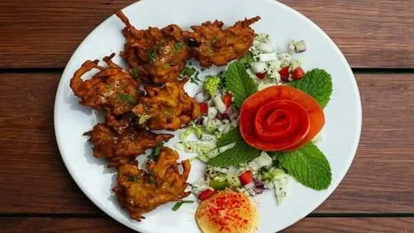 5 Lesser-Known Saag Pakore Recipes You Should Try This Monsoon