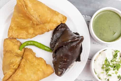 Head To These Food Joints In Delhi For A Sumptuous Bite Of Samosas  