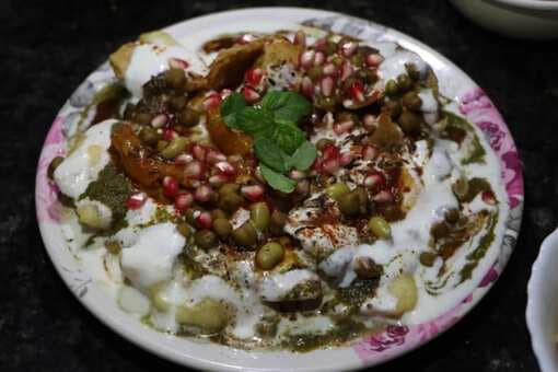 Dahi Bhalle: Urad Dal Fritters Enveloped With Racy Yoghurt Mix