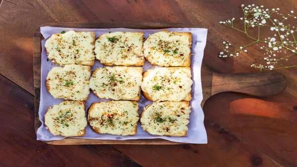 Quick Recipe: This Cheesy Schezwan Bread Snack Is The Best Indo-Chinese Fusion You Can Try Today