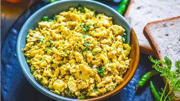 Bharoochi Akuri: Parsi Scrambled Eggs With Raisins And Almonds