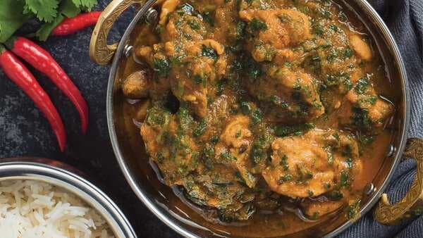 Dinner Special: Know How To Make Saag Chicken At Home