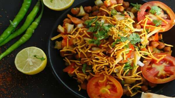 Aloo Chana Chaat: Tasty And Tangy Chaat With White Chickpeas 