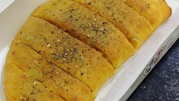 How To Make Restaurant-Style Garlic Breadsticks? Ace It With These 4 Pro Tips 