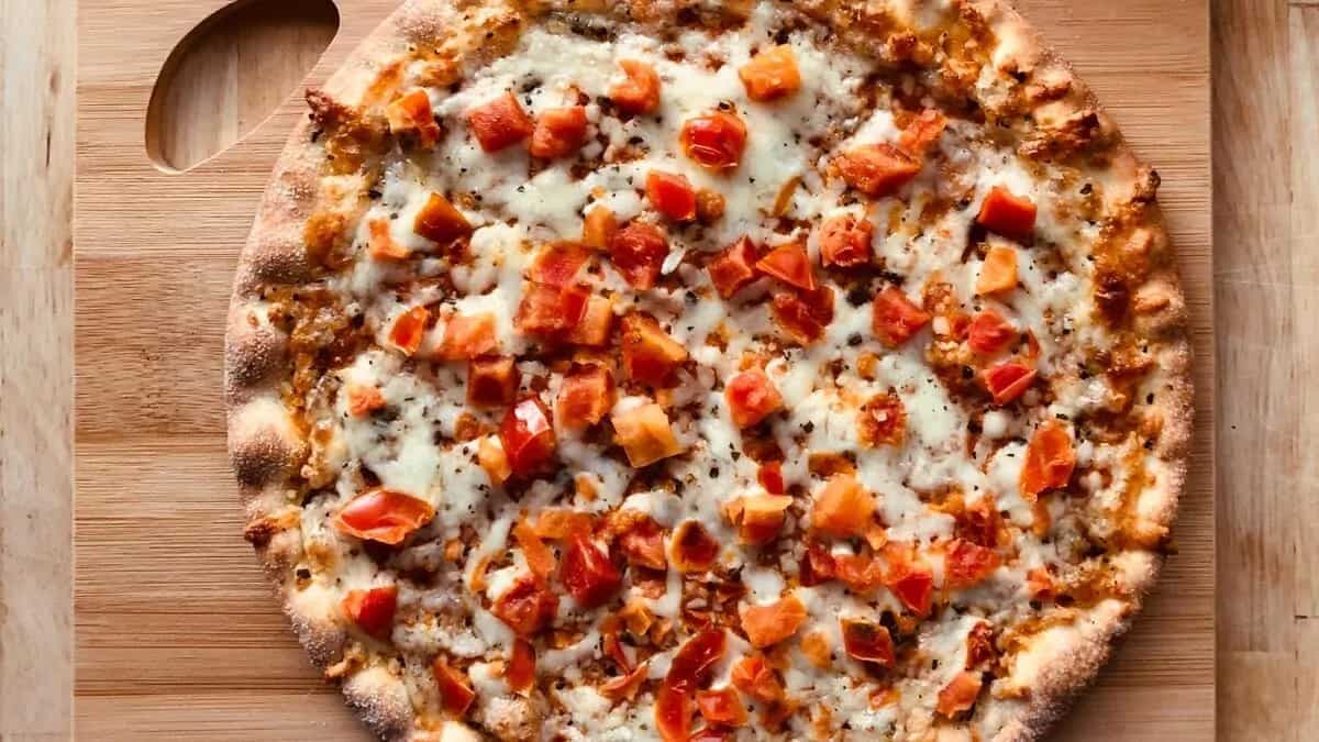 Saucy, Crispy And Juicy Chicken Pizza