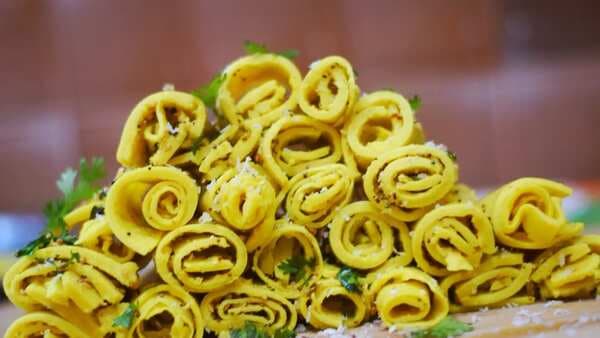 4 Essential Tips To Ace Gujarati-Style Khandvi At Home  