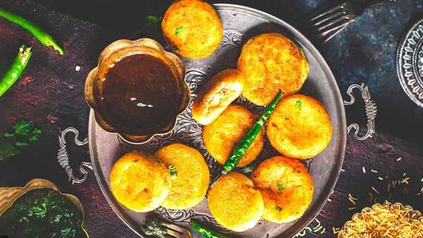 The Bhopali Khopra Patties Are A Blissful Monsoon Breakfast