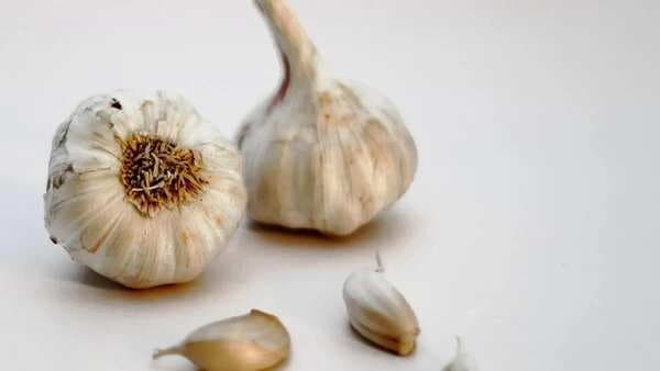 Reasons Why You Should Eat Raw Garlic Empty Stomach