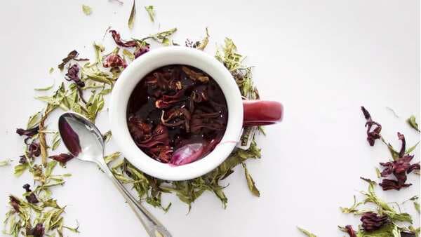 This Hibiscus Beauty Tea is All You Need For Lustrous Hair And Youthful Skin