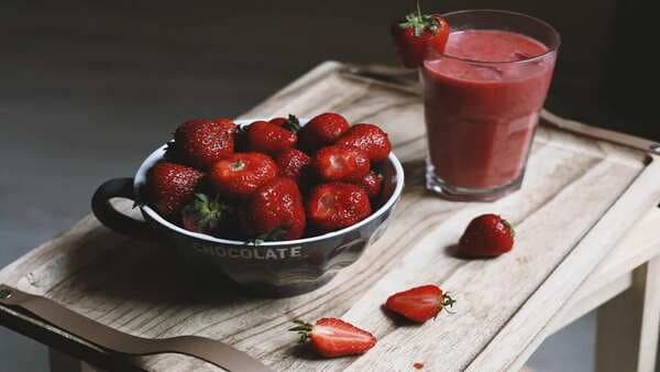 Who Doesn’t Need Some Chill! Try These Strawberry Drinks To Cool The Mood