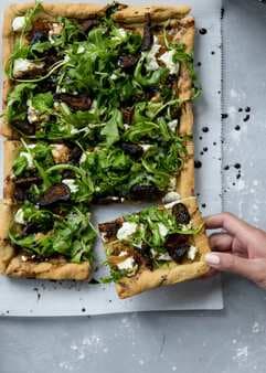 Caramelized Onion, Fig & Goat Cheese Pizza With Arugula