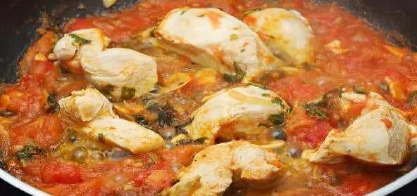 Chicken In Garlic And Tomato Sauce