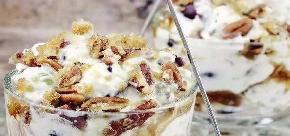 Green Grapes And Walnuts With Cream